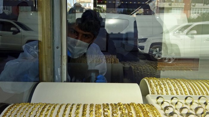 Antalya'da kuyumcudan 80 bin TL değerinde altın bileklik çaldılar