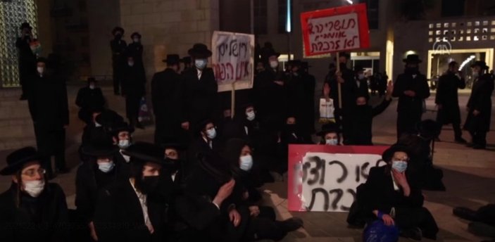 İsrail'de Ultra-Ortodoks Yahudiler mahallelerinden geçecek tramvayı protesto etti