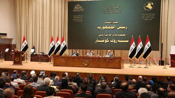 Irak'ta, meclisin feshedilmesi için milletvekillerinden imza toplandı