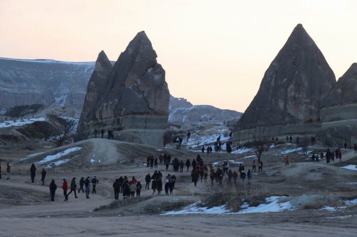 i Nevşehir'de kalabalık grup, sosyal mesafesiz halay çekti