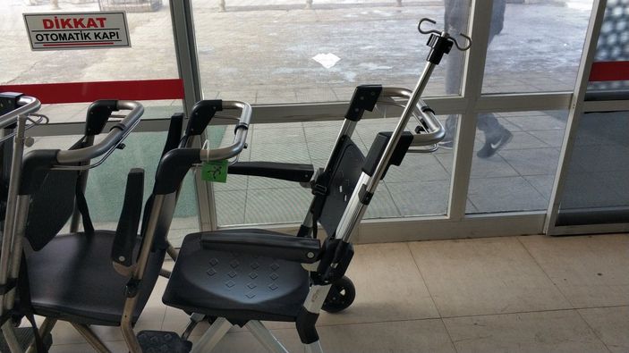 i Samsun'da tekerlekli sandalyede unutulan çantayı çaldı: Yakalandı