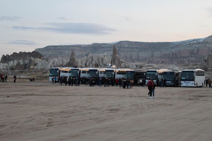 i Nevşehir'de kalabalık grup, sosyal mesafesiz halay çekti