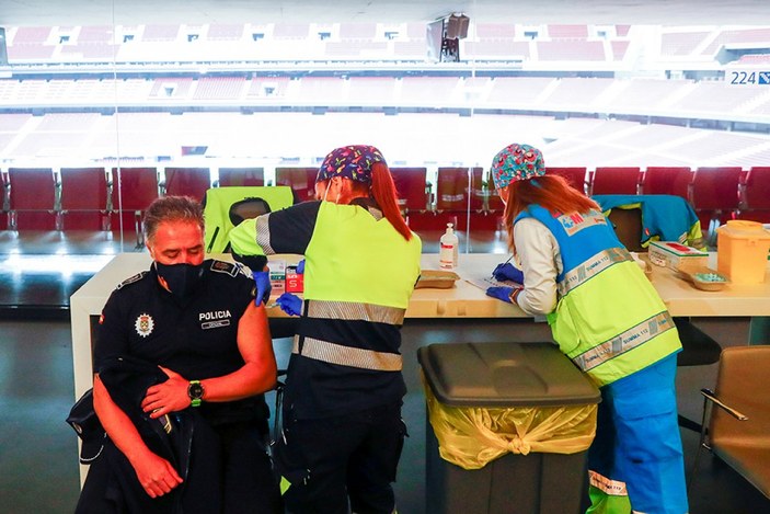 Madrid'de stadyumda koronavirüs aşılaması yapıldı