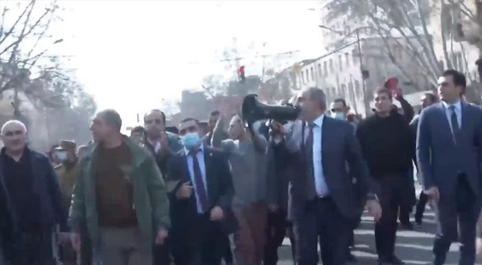 Nikol Paşinyan, darbe girişimine karşı sokağa indi