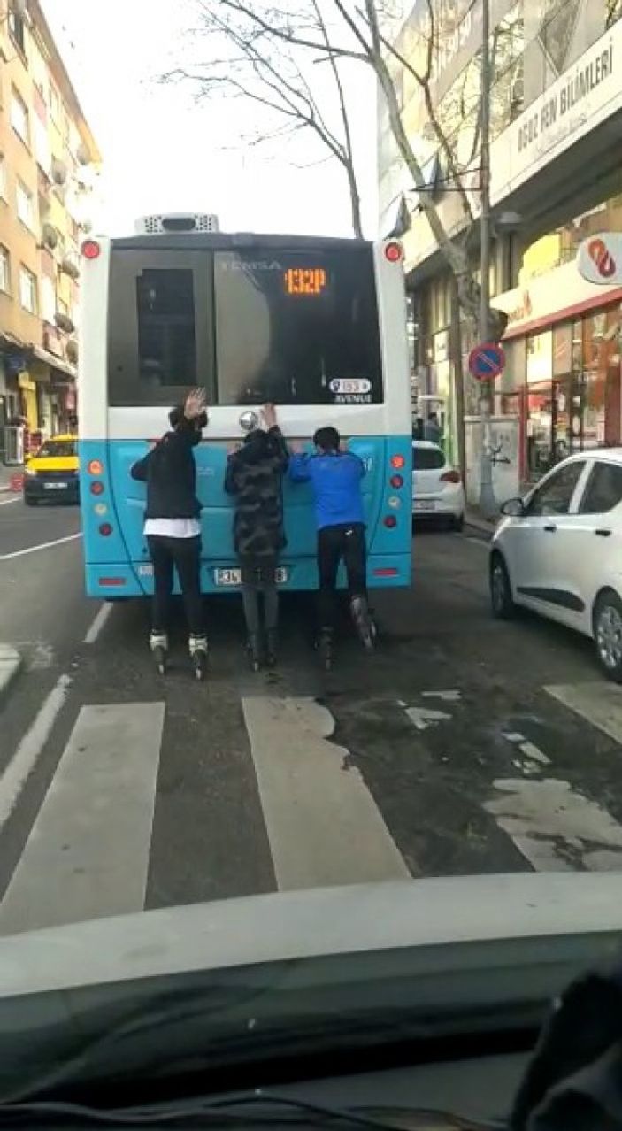 i Kartal'da patenli 3 genç, otobüse tutunarak ilerledi