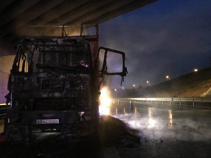 Kuzey Marmara Otoyolu'nda kimyasal yüklü kamyon alev alev yandı