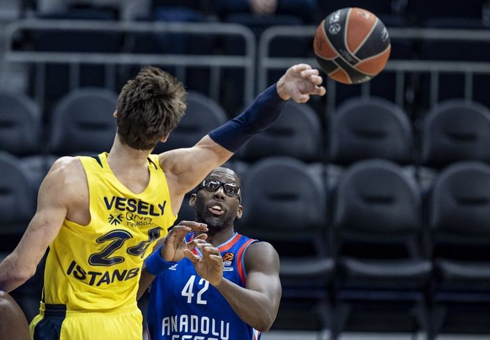 Anadolu Efes EuroLeague'de Fenerbahçe'yi farklı yendi