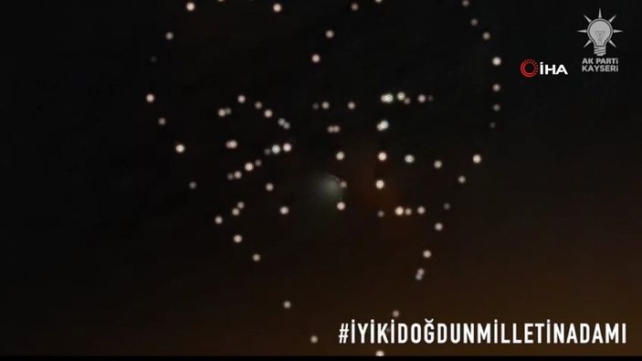 Kayserili kayakçılardan Cumhurbaşkanı'nın doğum günü için meşaleli gösteri