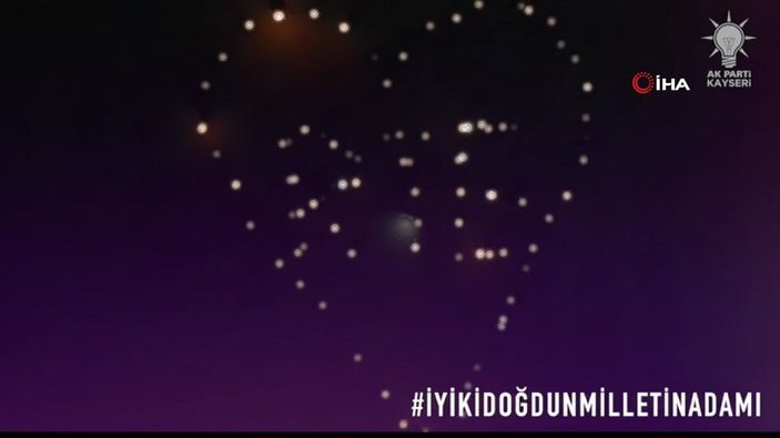 Kayserili kayakçılardan Cumhurbaşkanı'nın doğum günü için meşaleli gösteri