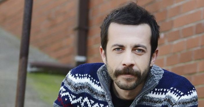 Kırmızı Oda Kumru'nun üvey babası kimdir? Fırat Topkorur kaç yaşında, nereli, hangi dizilerde oynadı?