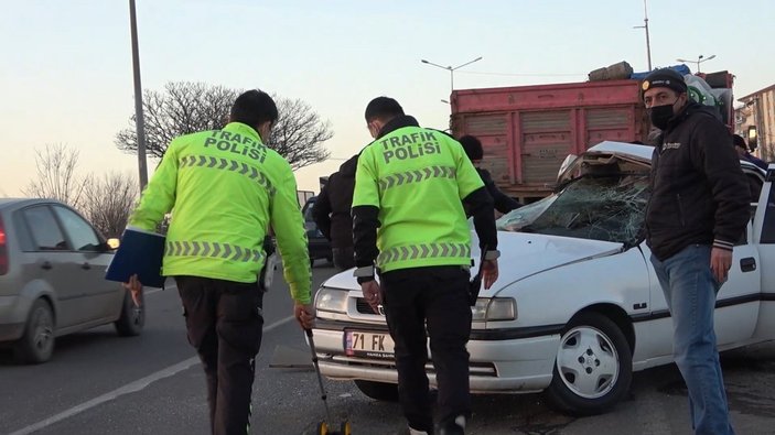 Kırıkkale’de otomobil kamyona ok gibi saplandı