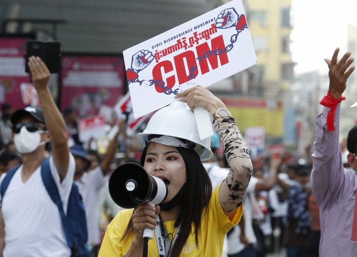 Myanmar'da ordu, sivil halka ateş açtı