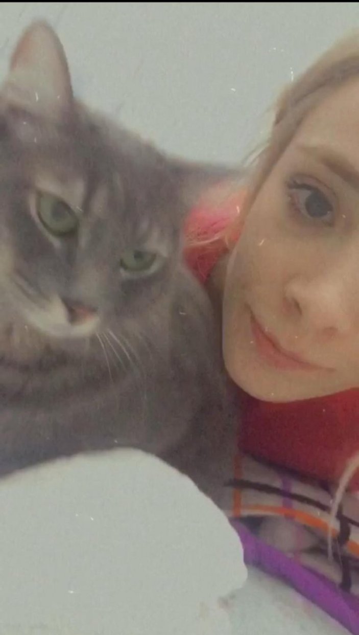 Gaziantepli aile ölen kızlarının kedisi 'lui' ile teselli buldu
