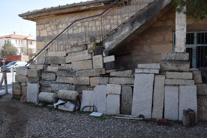 Malatya'da Hüseyin Dede, 80 yıldır şiirleri taşlara kazıyor