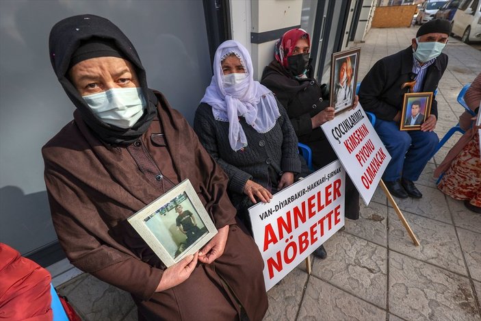 Van'daki aileler, HDP binası önünde oturma eylemi başlattı