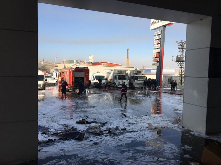 Ankara'da gıda deposu yandı, bina küle döndü