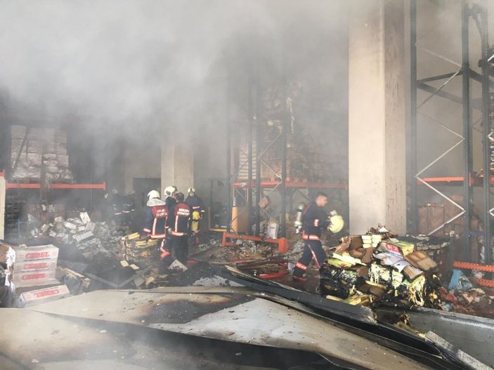 Ankara'da gıda deposu yandı, bina küle döndü
