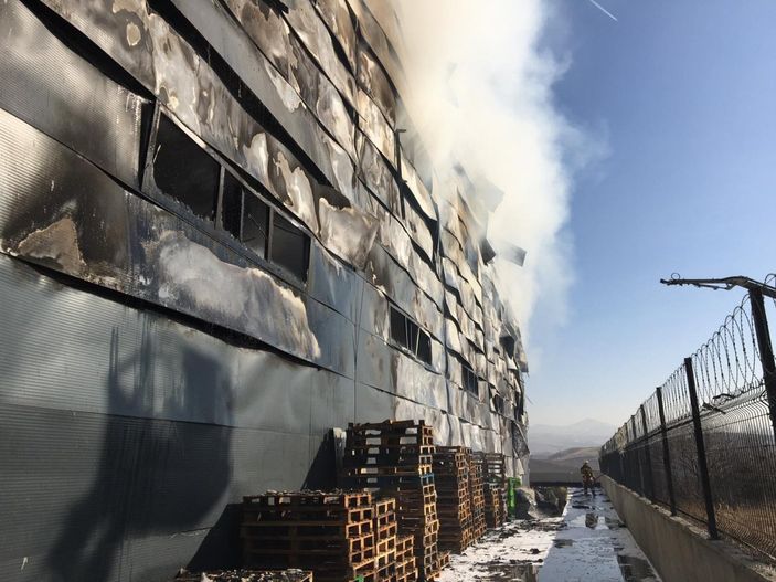 Ankara'da gıda deposu yandı, bina küle döndü