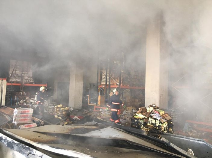 Ankara'da gıda deposu yandı, bina küle döndü