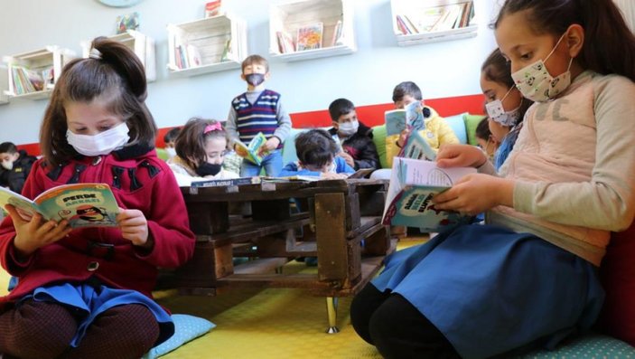 Aksaray'da öğrenciler çöplerden kütüphane yaptılar