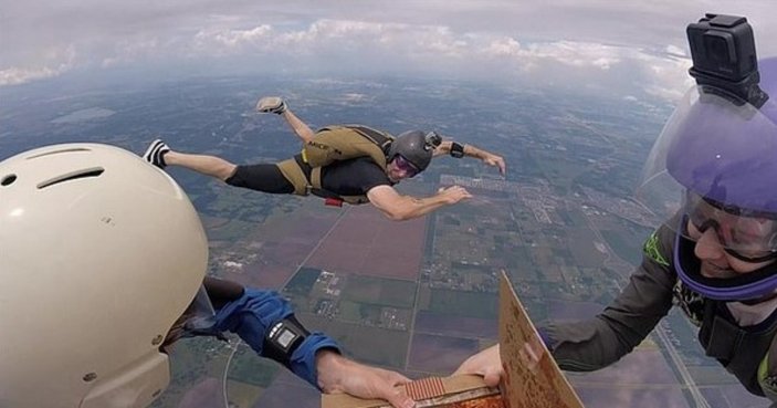 ABD’de paraşütçüler, 4 bin 267 metre yüksekte pizza yedi