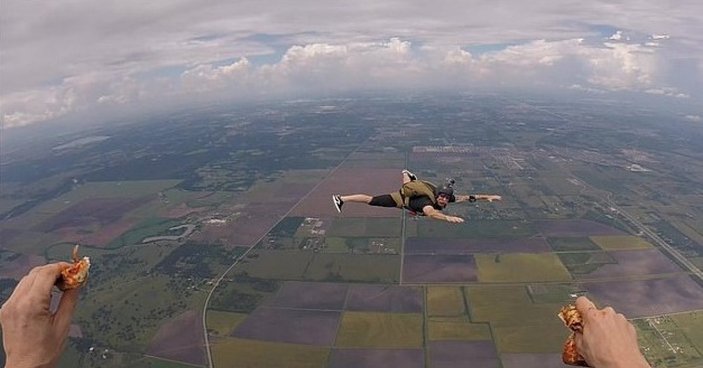 ABD’de paraşütçüler, 4 bin 267 metre yüksekte pizza yedi