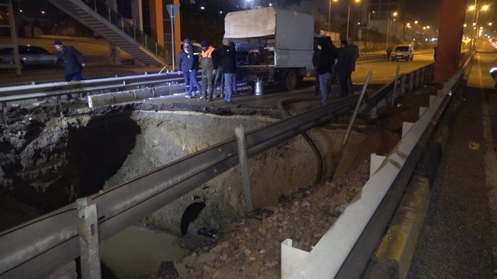 Kırıkkale'de kilit kavşakta su borusu patladı