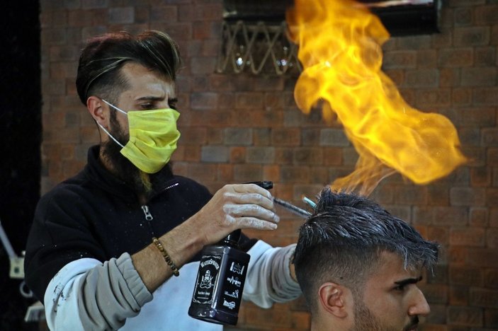 Antalya'da berber, saç tıraşını ateşle yapıyor