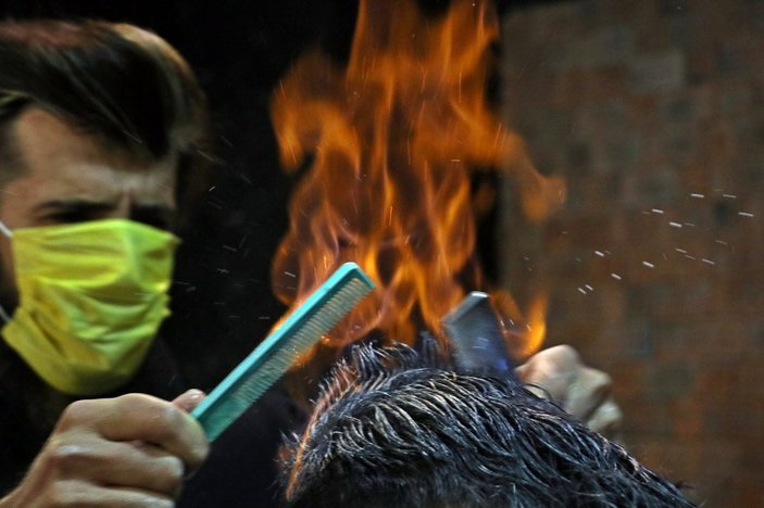 Antalya'da berber, saç tıraşını ateşle yapıyor