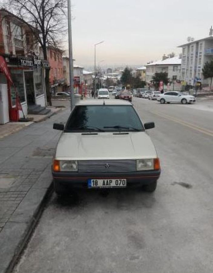 Ankara'da çaldığı otomobille polisten kaçarken kaldırıma çarptı