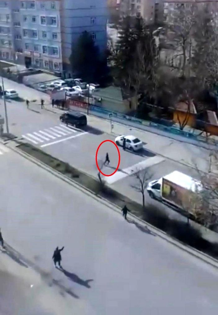 Ankara'da çaldığı otomobille polisten kaçarken kaldırıma çarptı