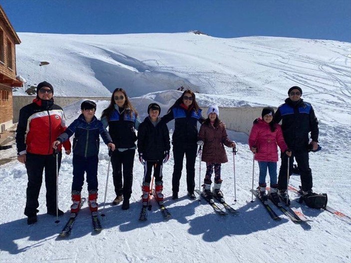 Hakkari'de polis çocukları kayak merkezinde eğlendirdi