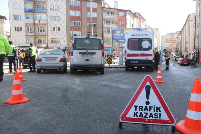 Sivas’ta eşini doğuma götüren şahıs kaza yaptı