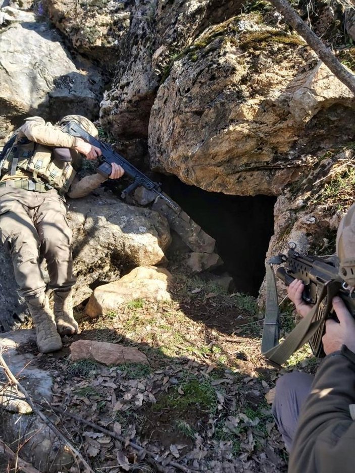 Bitlis'te PKK'lı teröristlere ait yaşam malzemeleri ele geçirildi