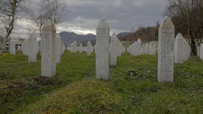 Srebrenitsa'da üç oğlunu şehit veren anne: O acıya dayanamıyorum