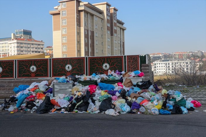 Maltepe Belediye Başkanı Ali Kılıç, çöplerin yanında açıklama yaptı