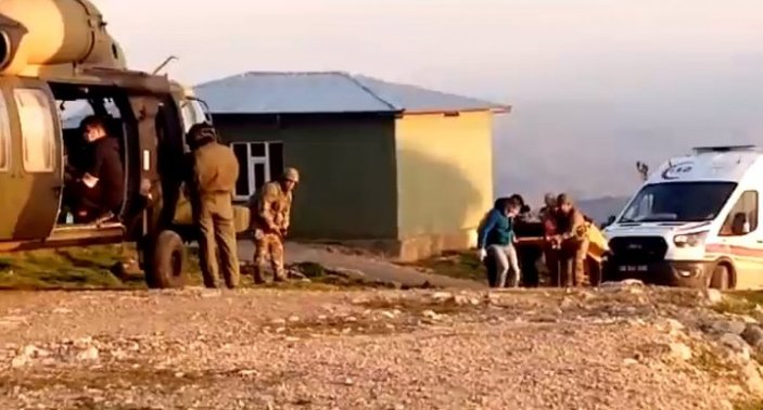 Hakkari'de kazada ağır yaralanan çocuk, askeri helikopterle hastaneye sevk edildi