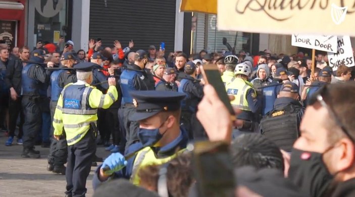 İrlanda'da koronavirüs kısıtlamalarını protestoda ortalık karıştı