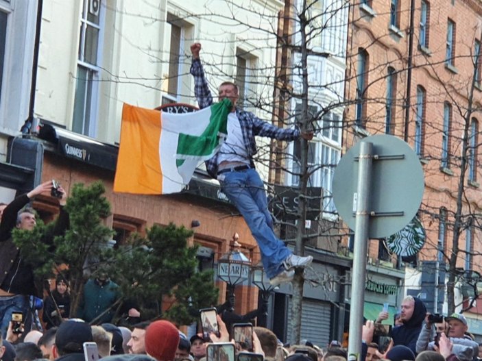 İrlanda'da koronavirüs kısıtlamalarını protestoda ortalık karıştı