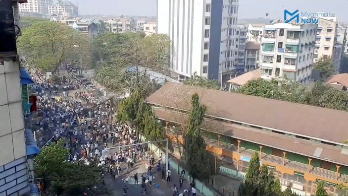 Myanmar'da yüzlerce darbe karşıtı tutuklandı