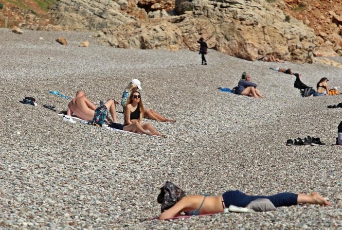 Antalya'da kısıtlamadan muaf turistlerin deniz keyfi