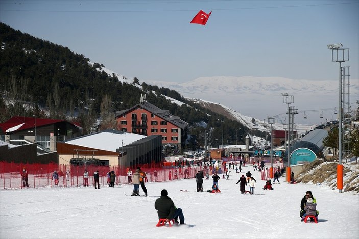 Kısıtlamadan muaf olan turistler, Palandöken'e akın etti