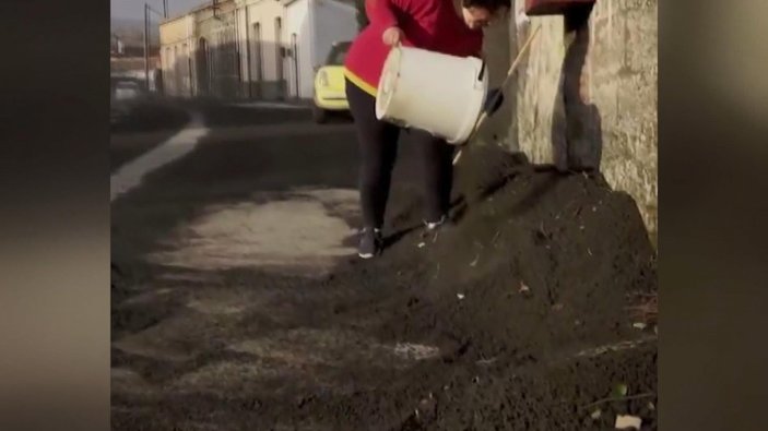 İtalya’da halk Etna’nın püskürttüğü külleri temizliyor
