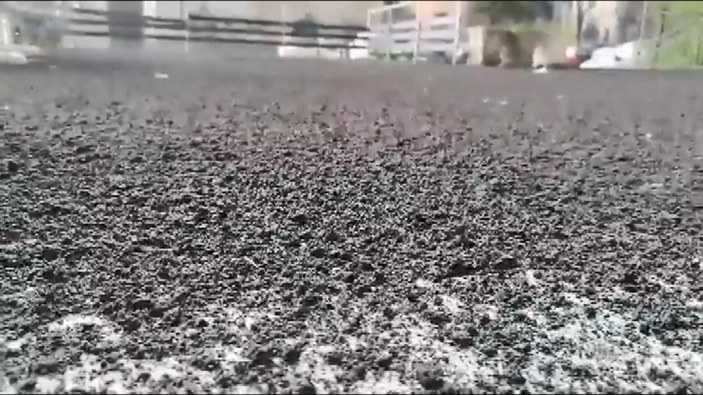 İtalya’da halk Etna’nın püskürttüğü külleri temizliyor