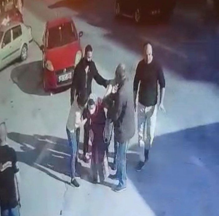 Bursa'da yolun karşısına geçen kadına otomobil çarptı
