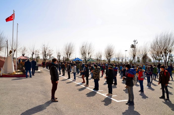 Muş’taki köy okulunda öğrenciler müzikle karşılanıyor