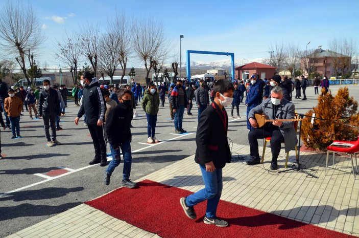 Muş’taki köy okulunda öğrenciler müzikle karşılanıyor