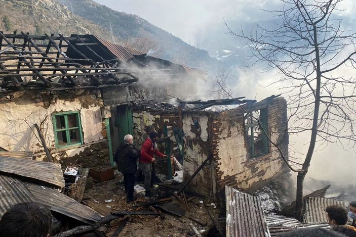 i Gümüşhane’de ev ve ahır yandı, hayvanlar son anda kurtarıldı