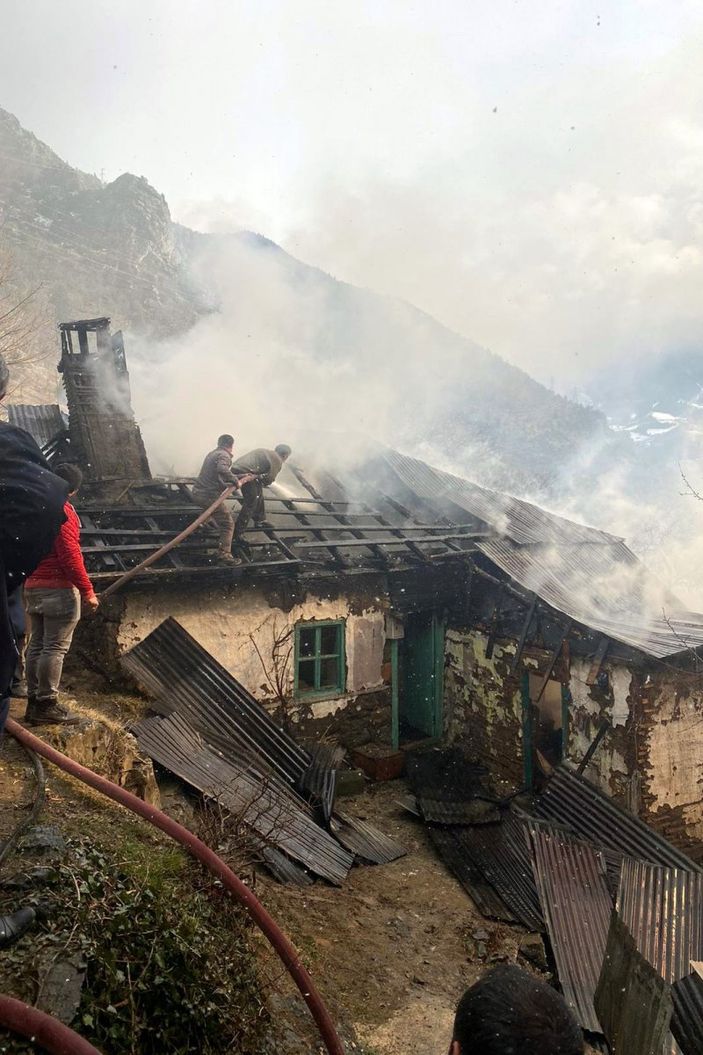 i Gümüşhane’de ev ve ahır yandı, hayvanlar son anda kurtarıldı