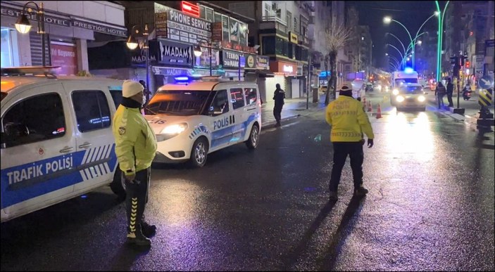 Diyarbakır'da kısıtlamada yakalandı, ambulansı engellemeye çalıştı